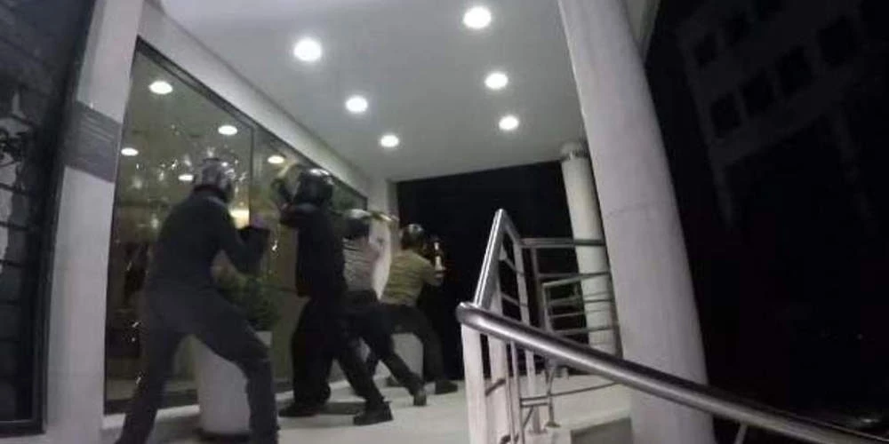 Κάνει πλάκα ο Ρουβίκωνας: Μπορούμε να ξεφύγουμε όσο και να μας παρακολουθείτε